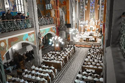 W sobotę, 15 listopada 2025 r., w Sanktuarium św. Józefa w Rzeszowie aż 205 ministrantów z całej diecezji otrzymało błogosławieństwo do pełnienia funkcji lektora. Wśród nich znalazło się dziesięciu przedstawicieli naszej parafii – 9 chłopców i 1 dorosły mężczyzna.

Podczas uroczystości Ks. Bp Kazimierz Górny przypomniał, jak odpowiedzialna jest rola tych, którzy proklamują Słowo Boże. Podkreślił, że liczy się nie tylko piękna dykcja i postawa liturgiczna, ale również godne, chrześcijańskie życie na co dzień.

Nowi lektorzy z naszej parafii to: Wojciech, Paweł, Piotr, Wojciech, Dawid, Damian, Dawid, Michał, Olaf, Aleksander.

Składamy serdeczne gratulacje nowym lektorom, ich rodzicom oraz ks. Pawłowi Wójcikowi – opiekunowi LSO! Niech zapał i gotowość do służby sprawią, że ich posługa Słowa będzie umacniać całą naszą wspólnotę.

fot. ks. Jakub Oczkowicz, Łukasz Lewandowski, Wiktor Woliński
