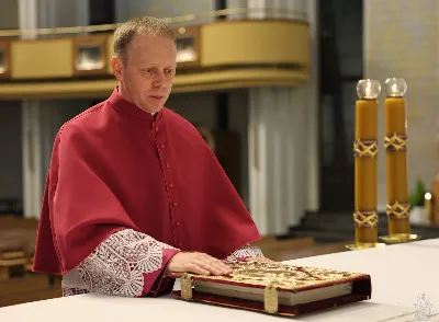 We wtorek 24 marca, w Katedrze Rzeszowskiej o godz. 19.00 podczas I Nieszporów Uroczystości Zwiastowania Pańskiego odbył się obrzęd wprowadzenia nowych kanoników Kapituły Katedralnej w Rzeszowie. Liturgii Nieszporów przewodniczył ks. Krzysztof Gołąbek, proboszcz Katedry i prepozyt Kapituły Katedralnej. Do grona kanoników katedralnych dołączyli: ks. dr Stanisław Kamiński, Wikariusz Biskupi ds. Życia Konsekrowanego oraz proboszcz parafii św. Józefa w Głogowie Małopolskim, ks. Jacek Szczęch, proboszcz parafii Matki Bożej Nieustającej Pomocy i św. Floriana w Rzeszowie oraz wykładowca w Instytucie Wyższych Studiów Teologicznych w Rzeszowie, ks. dr Lucjan Dyka, proboszcz parafii pw. św. Józefa Sebastiana Pelczara w Rzeszowie oraz wykładowca w Diecezjalnym Studium Organistowskim w Rzeszowie, ks. dr Piotr Potyrała, Dyrektor Caritas Diecezji Rzeszowskiej. fot. ks. Jakub Oczkowicz