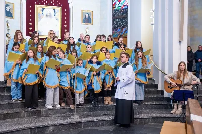 W niedzielę 11 stycznia 2026 r., na zakończenie rodzinnej Mszy Świętej o godz. 12.00, odbyło się uroczyste podsumowanie roku formacyjnego Liturgicznej Służby Ołtarza Katedry Rzeszowskiej.

Statuetkę Złotego Ministranta otrzymali Karol Kowalski oraz Dawid Pruchnicki.
Statuetkę Srebrnego Ministranta otrzymał Piotr Warzybok.
Statuetkę Brązowego Ministranta otrzymał Paweł Górka.

Wszystkim nagrodzonym serdecznie gratulujemy, a pozostałych ministrantów zachęcamy do dalszej, wytrwałej i gorliwej służby przy ołtarzu.

Serdecznie dziękujemy osobom i firmom wspierającym działalność Liturgicznej Służby Ołtarza:
– Państwu Jolancie i Sławomirowi Zawidlakom (Majstal – cięcie laserowe),
– Państwu Sylwii i Łukaszowi Kowalskim (drukowalscy.pl) za przygotowanie projektu i ufundowanie statuetek,
– Państwu Annie i Sławomirowi Wilkom (Matteo Travel – Biuro Podróży) za wsparcie finansowe, które umożliwia ministrantom nieodpłatne korzystanie z hali sportowej.

Wyrażamy wdzięczność wszystkim parafianom, którzy w uroczystość Objawienia Pańskiego zakupili „kadzidło”, wspierając w ten sposób Fundusz Ministrancki.

Dziękujemy przede wszystkim ks. Pawłowi Wójcikowi za codzienną troskę, opiekę i formację Liturgicznej Służby Ołtarza.

Zapraszamy wszystkich chłopców, którzy chcieliby dołączyć do grona Liturgicznej Służby Ołtarza. Służba przy ołtarzu to piękna droga pogłębiania wiary, nauki odpowiedzialności oraz współtworzenia piękna liturgii.

Fot. Joanna Prasoł