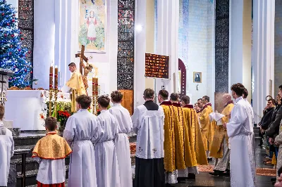 W wigilię uroczystości Bożego Narodzenia w rzeszowskiej katedrze została odprawiona tzw. Msza pasterzy, popularnie zwana „Pasterką”. Uroczystej Eucharystii na rozpoczęcie liturgicznego okresu Bożego Narodzenia przewodniczył bp Jan Wątroba, Pasterz Diecezji Rzeszowskiej. Po procesji wejścia, ks. Krzysztof Gołąbek, proboszcz parafii katedralnej, złożył figurkę Dzieciątka Jezus w symbolicznym żłóbku. Liturgia Słowa podkreślała radość z narodzenia oczekiwanego Mesjasza: „Dziś się narodził Chrystus Pan, Zbawiciel”. Homilię wygłosił bp Jan Wątroba. Na zakończenie uroczystej Eucharystii ks. Krzysztof Gołąbek złożył świąteczne życzenia wszystkim obecnym w katedrze oraz radiosłuchaczom Katolickiego Radia VIA. fot. Joanna Prasoł
