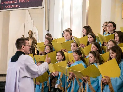 W V Niedzielę Wielkiego Postu, podczas Mszy Świętej o godz. 12:00, ks. Krzysztof Gołąbek – proboszcz naszej Katedry, przyjął do grona Liturgicznej Służby Ołtarza siedmiu nowych ministrantów.  Po odpowiednim przygotowaniu, pod czujnym okiem ks. Pawła Wójcika oraz animatorów Adama i Miłosza, chłopcy otrzymali stopień ministranta choralisty – po raz pierwszy założyli kołnierzyki i otrzymali legitymacje ministranckie. To wyjątkowy moment i ogromna radość dla naszej wspólnoty! Podczas Mszy Świętej zaśpiewała Dziewczęca Schola Katedralna. Serdecznie gratulujemy chłopcom odwagi oraz życzymy wytrwałości w tej pięknej służbie przy Ołtarzu Pana Jezusa. Jeśli chcesz dołączyć do grona ministrantów – serdecznie zapraszamy! Zainteresowanych prosimy o kontakt z ks. Pawłem Wójcikiem.
fot. Antoni Ważny