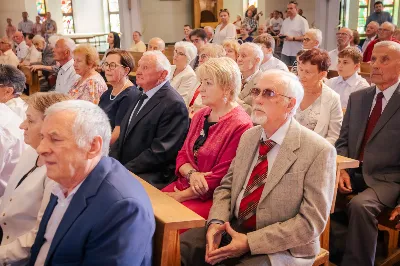 Od 3 do 9 czerwca 2024 r. w obchodzony był Tydzień Modlitw o Świętość Małżeństw i Rodzin, który przebiegał pod hasłem „Rodzinami do Maryi”. Zwieńczeniem tego tygodnia był Dzień Świętości Małżeństw i Rodzin zorganizowany przez Duszpasterstwo Rodzin Diecezji Rzeszowskiej. Z tej racji w katedrze rzeszowskiej odprawiono Mszę św., której przewodniczył bp Edward Białogłowski. W koncelebrze wzięło udział 10 kapłanów. Eucharystia zgromadziła małżeństwa i rodziny, pośród których szczególną grupę stanowiło 150 małżeństw, które w tym roku przeżywają 50. rocznicę zawarcia sakramentu małżeństwa. Po zakończeniu liturgii 150 małżeństw, które przeżywają w tym roku 50. rocznicę zawarcia sakramentu małżeństwa otrzymało okolicznościowe pismo podpisane przez bp. Jana Wątrobę. Kolejnym punktem obchodów Dnia Świętości Małżeństw i Rodzin był Piknik Rodzinny zorganizowany w Parku Papieskim. fot. Tadeusz Poźniak