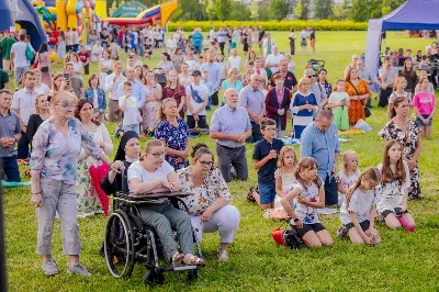 Od 3 do 9 czerwca 2024 r. w obchodzony był Tydzień Modlitw o Świętość Małżeństw i Rodzin, który przebiegał pod hasłem „Rodzinami do Maryi”. Zwieńczeniem tego tygodnia był Dzień Świętości Małżeństw i Rodzin zorganizowany przez Duszpasterstwo Rodzin Diecezji Rzeszowskiej. Z tej racji w katedrze rzeszowskiej odprawiono Mszę św., której przewodniczył bp Edward Białogłowski. W koncelebrze wzięło udział 10 kapłanów. Eucharystia zgromadziła małżeństwa i rodziny, pośród których szczególną grupę stanowiło 150 małżeństw, które w tym roku przeżywają 50. rocznicę zawarcia sakramentu małżeństwa. Po zakończeniu liturgii 150 małżeństw, które przeżywają w tym roku 50. rocznicę zawarcia sakramentu małżeństwa otrzymało okolicznościowe pismo podpisane przez bp. Jana Wątrobę. Kolejnym punktem obchodów Dnia Świętości Małżeństw i Rodzin był Piknik Rodzinny zorganizowany w Parku Papieskim. fot. Tadeusz Poźniak