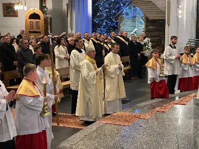 W liturgiczne wspomnienie św. Jana Apostoła (27.12.) w katedrze rzeszowskiej celebrowano Eucharystię, której przewodniczył bp Jan Wątroba. Mszę św. koncelebrował bp Edward Białogłowski, a także ok. 60 kapłanów, którzy wraz z przedstawicielami wspólnot, stowarzyszeń i instytucji modlili się w intencji Biskupa Rzeszowskiego z okazji jego imienin. Homilię wygłosił ks. Tomasz Nowak, proboszcz parafii pw. Świętego Krzyża w Rzeszowie, który pełni również funkcję dziekana dekanatu Rzeszów-Fara oraz wicedyrektora Katolickiego Radia Via. Na zakończenie Mszy św. bp Jan Wątroba podziękował za modlitwę i życzenia.