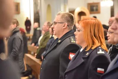 Uroczystej liturgii w uroczystość Objawienia Pańskiego w katedrze rzeszowskiej przewodniczył bp Jan Wątroba. W koncelebrze wziął udział bp Kazimierz Górny oraz kilkudziesięciu kapłanów. Szczególną intencją Eucharystii była modlitwa za bp. Kazimierza Górnego, obchodzącego 40. rocznicę sakry biskupiej oraz za bp. Edwarda Białogłowskiego, który święcenia biskupie przyjął 37 lat temu.
Na początku liturgii przedstawiciele parafii przekazali życzenia Biskupom Seniorom. Po odczytaniu Ewangelii, zgodnie z dawnym zwyczajem, wygłoszono Anuncjacę, czyli ogłoszenie dat Świąt Paschalnych i innych świąt ruchomych w bieżącym roku liturgicznym. Obrzęd ten ma na celu przypomnienie, że całe życie chrześcijanina i liturgia Kościoła, zmierzają ku najważniejszej tajemnicy, Paschy Chrystusa. Podczas liturgii, zgodnie ze świątecznym zwyczajem, pobłogosławiono kredę i kadzidło.
Na zakończenie Mszy św. bp Kazimierz Górny podziękował uczestnikom liturgii za wspólną modlitwę i przekazane życzenia. fot. ks. Jakub Oczkowicz