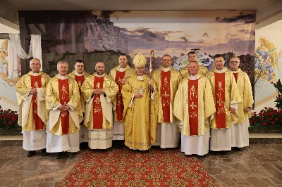 „Eucharystia powinna nas prowadzić do odkrycia kapłańskiej misji Ludu Bożego, kapłańskiej misji każdego z nas” – powiedział Biskup Rzeszowski podczas Mszy Wieczerzy Pańskiej, której przewodniczył w katedrze rzeszowskiej w Wielki Czwartek, 2 kwietnia 2026 r.

Podczas uroczystej liturgii Wielkiego Czwartku w katedrze rzeszowskiej, której przewodniczył bp Jan Wątroba, wierni zostali zaproszeni do refleksji nad tajemnicą Eucharystii, kapłaństwa oraz powołania całego Ludu Bożego do udziału w misji Chrystusa. Na zakończenie homilii biskup zachęcił do szczególnej modlitwy za kapłanów, zwłaszcza tych przeżywających trudności i kryzysy. „Panie Jezu, dobry pasterzu i towarzyszu wędrówki, dziś powierzamy Ci wszystkich kapłanów, ale zwłaszcza tych, którzy przechodzą chwilę kryzysu” – powiedział Biskup Rzeszowski. Wezwał także wspólnotę wiernych do troski o kapłanów poprzez modlitwę, życzliwość i wsparcie.

Wielkoczwartkowa liturgia w katedrze rzeszowskiej stała się nie tylko dziękczynieniem za dar Eucharystii i kapłaństwa, ale także wezwaniem do odnowienia świadomości odpowiedzialności każdego wiernego za życie Kościoła i świadectwo wiary w świecie. fot. ks. Jakub Oczkowicz