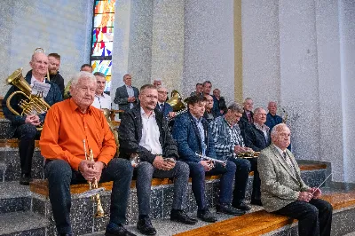 Tegoroczne czerwcowe Nabożeństwo Fatimskie rozpoczęło się o godz. 18:30 odśpiewaniem Litanii do Najświętszego Serca Pana Jezusa oraz przedstawieniem próśb i podziękowań do Matki Bożej Fatimskiej. O godz. 19:00 miała miejsce uroczysta Msza Święta, której przewodniczył i homilię wygłosił ks. Tadeusz Pindara - proboszcz parafii Matki Bożej Częstochowskiej z Rzeszowa (Drabinianka). Ze względu na niekorzystne warunki atmosferyczne zrezygnowano z procesji z figurą Matki Bożej i relikwiami dzieci fatimskich, która tradycyjnie odbywa się na placu przed katedrą. Wierni składali swoje intencje przy figurze Matki Bożej Fatimskiej w modlitwie różańcowej, którą poprowadzili przedstawiciele parafii pw. Miłosierdzia Bożego w Rzeszowie wraz z ks. Tomaszem Baciem – proboszczem tejże parafii. W posługę muzyczną podczas Eucharystii włączył się chór „Alba Cantans” pod dyrekcją Kornelii Ignas z parafii pw. Bożego Miłosierdzia w Rzeszowie oraz orkiestra dęta prowadzona przez Tadeusza Cielaka. Wieczór poświęcony Matce Bożej Fatimskiej zakończyło wspólne odśpiewanie Apelu Jasnogórskiego, po którym jeszcze przez godzinę trwała adoracja Najświętszego Sakramentu. Uroczystość w katedrze licznie zgromadziła wiernych czcicieli Matki Bożej Fatimskiej. Kolejne Nabożeństwa Fatimskie odbędą się w każdy 13. dzień miesiąca do października i będą transmitowane przez Katolickie Radio VIA. fot. Joanna Prasoł