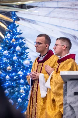 W wigilię uroczystości Bożego Narodzenia w rzeszowskiej katedrze została odprawiona tzw. Msza pasterzy, popularnie zwana „Pasterką”. Uroczystej Eucharystii na rozpoczęcie liturgicznego okresu Bożego Narodzenia przewodniczył bp Jan Wątroba, Pasterz Diecezji Rzeszowskiej. Po procesji wejścia, ks. Krzysztof Gołąbek, proboszcz parafii katedralnej, złożył figurkę Dzieciątka Jezus w symbolicznym żłóbku. Liturgia Słowa podkreślała radość z narodzenia oczekiwanego Mesjasza: „Dziś się narodził Chrystus Pan, Zbawiciel”. Homilię wygłosił bp Jan Wątroba. Na zakończenie uroczystej Eucharystii ks. Krzysztof Gołąbek złożył świąteczne życzenia wszystkim obecnym w katedrze oraz radiosłuchaczom Katolickiego Radia VIA. fot. Joanna Prasoł