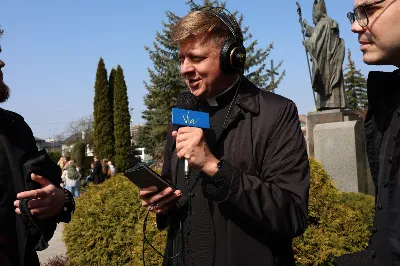 „Eucharystia powinna nas prowadzić do odkrycia kapłańskiej misji Ludu Bożego, kapłańskiej misji każdego z nas” – powiedział Biskup Rzeszowski podczas Mszy Wieczerzy Pańskiej, której przewodniczył w katedrze rzeszowskiej w Wielki Czwartek, 2 kwietnia 2026 r.

Podczas uroczystej liturgii Wielkiego Czwartku w katedrze rzeszowskiej, której przewodniczył bp Jan Wątroba, wierni zostali zaproszeni do refleksji nad tajemnicą Eucharystii, kapłaństwa oraz powołania całego Ludu Bożego do udziału w misji Chrystusa. Na zakończenie homilii biskup zachęcił do szczególnej modlitwy za kapłanów, zwłaszcza tych przeżywających trudności i kryzysy. „Panie Jezu, dobry pasterzu i towarzyszu wędrówki, dziś powierzamy Ci wszystkich kapłanów, ale zwłaszcza tych, którzy przechodzą chwilę kryzysu” – powiedział Biskup Rzeszowski. Wezwał także wspólnotę wiernych do troski o kapłanów poprzez modlitwę, życzliwość i wsparcie.

Wielkoczwartkowa liturgia w katedrze rzeszowskiej stała się nie tylko dziękczynieniem za dar Eucharystii i kapłaństwa, ale także wezwaniem do odnowienia świadomości odpowiedzialności każdego wiernego za życie Kościoła i świadectwo wiary w świecie. fot. ks. Jakub Oczkowicz