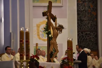 Uroczystej liturgii w uroczystość Objawienia Pańskiego w katedrze rzeszowskiej przewodniczył bp Jan Wątroba. W koncelebrze wziął udział bp Kazimierz Górny oraz kilkudziesięciu kapłanów. Szczególną intencją Eucharystii była modlitwa za bp. Kazimierza Górnego, obchodzącego 40. rocznicę sakry biskupiej oraz za bp. Edwarda Białogłowskiego, który święcenia biskupie przyjął 37 lat temu.
Na początku liturgii przedstawiciele parafii przekazali życzenia Biskupom Seniorom. Po odczytaniu Ewangelii, zgodnie z dawnym zwyczajem, wygłoszono Anuncjacę, czyli ogłoszenie dat Świąt Paschalnych i innych świąt ruchomych w bieżącym roku liturgicznym. Obrzęd ten ma na celu przypomnienie, że całe życie chrześcijanina i liturgia Kościoła, zmierzają ku najważniejszej tajemnicy, Paschy Chrystusa. Podczas liturgii, zgodnie ze świątecznym zwyczajem, pobłogosławiono kredę i kadzidło.
Na zakończenie Mszy św. bp Kazimierz Górny podziękował uczestnikom liturgii za wspólną modlitwę i przekazane życzenia. fot. ks. Jakub Oczkowicz