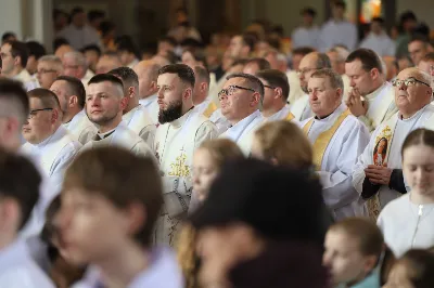 „Eucharystia powinna nas prowadzić do odkrycia kapłańskiej misji Ludu Bożego, kapłańskiej misji każdego z nas” – powiedział Biskup Rzeszowski podczas Mszy Wieczerzy Pańskiej, której przewodniczył w katedrze rzeszowskiej w Wielki Czwartek, 2 kwietnia 2026 r.

Podczas uroczystej liturgii Wielkiego Czwartku w katedrze rzeszowskiej, której przewodniczył bp Jan Wątroba, wierni zostali zaproszeni do refleksji nad tajemnicą Eucharystii, kapłaństwa oraz powołania całego Ludu Bożego do udziału w misji Chrystusa. Na zakończenie homilii biskup zachęcił do szczególnej modlitwy za kapłanów, zwłaszcza tych przeżywających trudności i kryzysy. „Panie Jezu, dobry pasterzu i towarzyszu wędrówki, dziś powierzamy Ci wszystkich kapłanów, ale zwłaszcza tych, którzy przechodzą chwilę kryzysu” – powiedział Biskup Rzeszowski. Wezwał także wspólnotę wiernych do troski o kapłanów poprzez modlitwę, życzliwość i wsparcie.

Wielkoczwartkowa liturgia w katedrze rzeszowskiej stała się nie tylko dziękczynieniem za dar Eucharystii i kapłaństwa, ale także wezwaniem do odnowienia świadomości odpowiedzialności każdego wiernego za życie Kościoła i świadectwo wiary w świecie. fot. ks. Jakub Oczkowicz
