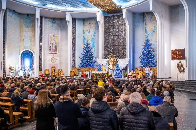W wigilię uroczystości Bożego Narodzenia w rzeszowskiej katedrze została odprawiona tzw. Msza pasterzy, popularnie zwana „Pasterką”. Uroczystej Eucharystii na rozpoczęcie liturgicznego okresu Bożego Narodzenia przewodniczył bp Jan Wątroba, Pasterz Diecezji Rzeszowskiej. Po procesji wejścia, ks. Krzysztof Gołąbek, proboszcz parafii katedralnej, złożył figurkę Dzieciątka Jezus w symbolicznym żłóbku. Liturgia Słowa podkreślała radość z narodzenia oczekiwanego Mesjasza: „Dziś się narodził Chrystus Pan, Zbawiciel”. Homilię wygłosił bp Jan Wątroba. Na zakończenie uroczystej Eucharystii ks. Krzysztof Gołąbek złożył świąteczne życzenia wszystkim obecnym w katedrze oraz radiosłuchaczom Katolickiego Radia VIA. fot. Joanna Prasoł