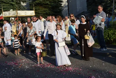 W pierwszy piątek miesiąca (7 czerwca 2024 r.), w uroczystość Najświętszego Serca Pana Jezusa, w katedrze rzeszowskiej przeżywano odpust. Głównej Mszy św. przewodniczył bp Jan Wątroba, zaś homilię wygłosił ks. Mariusz Fijałkiewicz. W koncelebrze wzięło udział 10 kapłanów. Obecny był również ks. Jan Szczupak, wikariusz biskupi ds. społecznych. fot. ks. Jakub Oczkowicz