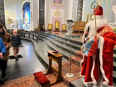 6 grudnia św. Mikołaj przybył także do naszej Katedry. Nie przyszedł z pustymi rękami. Obdarował grzeczne dzieci prezentami i porozmawiał z każdym, kto do niego podszedł. Przekazujemy pozdrowienia od św. Mikołaja dla całej parafii i obietnicę wizyty w przyszłym roku.