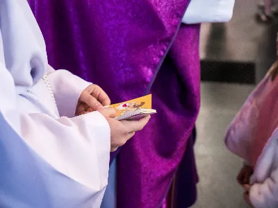 W V Niedzielę Wielkiego Postu, podczas Mszy Świętej o godz. 12:00, ks. Krzysztof Gołąbek – proboszcz naszej Katedry, przyjął do grona Liturgicznej Służby Ołtarza siedmiu nowych ministrantów.  Po odpowiednim przygotowaniu, pod czujnym okiem ks. Pawła Wójcika oraz animatorów Adama i Miłosza, chłopcy otrzymali stopień ministranta choralisty – po raz pierwszy założyli kołnierzyki i otrzymali legitymacje ministranckie. To wyjątkowy moment i ogromna radość dla naszej wspólnoty! Podczas Mszy Świętej zaśpiewała Dziewczęca Schola Katedralna. Serdecznie gratulujemy chłopcom odwagi oraz życzymy wytrwałości w tej pięknej służbie przy Ołtarzu Pana Jezusa. Jeśli chcesz dołączyć do grona ministrantów – serdecznie zapraszamy! Zainteresowanych prosimy o kontakt z ks. Pawłem Wójcikiem.
fot. Antoni Ważny