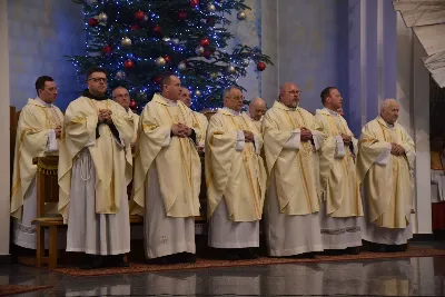 Uroczystej liturgii w uroczystość Objawienia Pańskiego w katedrze rzeszowskiej przewodniczył bp Jan Wątroba. W koncelebrze wziął udział bp Kazimierz Górny oraz kilkudziesięciu kapłanów. Szczególną intencją Eucharystii była modlitwa za bp. Kazimierza Górnego, obchodzącego 40. rocznicę sakry biskupiej oraz za bp. Edwarda Białogłowskiego, który święcenia biskupie przyjął 37 lat temu.
Na początku liturgii przedstawiciele parafii przekazali życzenia Biskupom Seniorom. Po odczytaniu Ewangelii, zgodnie z dawnym zwyczajem, wygłoszono Anuncjacę, czyli ogłoszenie dat Świąt Paschalnych i innych świąt ruchomych w bieżącym roku liturgicznym. Obrzęd ten ma na celu przypomnienie, że całe życie chrześcijanina i liturgia Kościoła, zmierzają ku najważniejszej tajemnicy, Paschy Chrystusa. Podczas liturgii, zgodnie ze świątecznym zwyczajem, pobłogosławiono kredę i kadzidło.
Na zakończenie Mszy św. bp Kazimierz Górny podziękował uczestnikom liturgii za wspólną modlitwę i przekazane życzenia. fot. ks. Jakub Oczkowicz