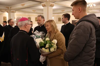 W liturgiczne wspomnienie św. Jana Apostoła (27 grudnia) w katedrze rzeszowskiej celebrowano Eucharystię, której przewodniczył bp Jan Wątroba. Mszę św. koncelebrował abp Edward Nowak, bp Edward Białogłowski, a także ok. 60 kapłanów, którzy wraz z przedstawicielami wspólnot, stowarzyszeń i instytucji modlili się w intencji Biskupa Rzeszowskiego z okazji jego imienin.
Homilię wygłosił ks. Janusz Kosior, proboszcz parafii pw. św. Jadwigi Królowej w Rzeszowie.
Na zakończenie Mszy św. bp Jan Wątroba podziękował za modlitwę i życzenia. 
fot. ks. Jakub Oczkowicz

