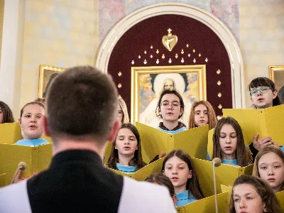 W V Niedzielę Wielkiego Postu, podczas Mszy Świętej o godz. 12:00, ks. Krzysztof Gołąbek – proboszcz naszej Katedry, przyjął do grona Liturgicznej Służby Ołtarza siedmiu nowych ministrantów.  Po odpowiednim przygotowaniu, pod czujnym okiem ks. Pawła Wójcika oraz animatorów Adama i Miłosza, chłopcy otrzymali stopień ministranta choralisty – po raz pierwszy założyli kołnierzyki i otrzymali legitymacje ministranckie. To wyjątkowy moment i ogromna radość dla naszej wspólnoty! Podczas Mszy Świętej zaśpiewała Dziewczęca Schola Katedralna. Serdecznie gratulujemy chłopcom odwagi oraz życzymy wytrwałości w tej pięknej służbie przy Ołtarzu Pana Jezusa. Jeśli chcesz dołączyć do grona ministrantów – serdecznie zapraszamy! Zainteresowanych prosimy o kontakt z ks. Pawłem Wójcikiem.
fot. Antoni Ważny