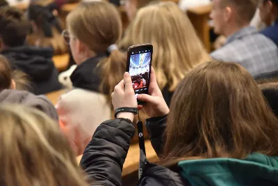 W niedzielę, 24 listopada 2024 r., w uroczystość Jezusa Chrystusa Króla Wszechświata obchodzony jest Światowy Dzień Młodzieży, a także jest to święto patronalne Akcji Katolickiej i Katolickiego Stowarzyszenia Młodzieży. Świętowanie uroczystości Jezusa Chrystusa Króla Wszechświata i 39. Światowego Dnia Młodzieży w diecezji rozpoczęła Eucharystia w katedrze rzeszowskiej, której przewodniczył bp Jan Wątroba. Eucharystię koncelebrowało 60 księży, głównie asystentów Katolickiego Stowarzyszenia Młodzieży, oddziałów Akcji Katolickiej i duszpasterzy młodzieży. W kościele katedralnym w liturgii uczestniczyło prawie 2000 młodych ludzi i kilkaset osób związanych z Akcją Katolicką. Po homilii 60 osób z różnych parafii złożyło przyrzeczenie, poprzez które zostali włączeni do Katolickiego Stowarzyszenia Młodzieży. Kandydaci, przed sztandarem KSM, wypowiedzieli słowa przysięgi: Uroczyście przyrzekam pracować nad sobą, aby móc całym życiem wiernie służyć Bogu, Kościołowi i Ojczyźnie, czynić dobro ludziom, być dobrym członkiem Katolickiego Stowarzyszenia Młodzieży. Po Eucharystii w kościele katedralnym młodzież udała się w uroczystym przemarszu ulicami miasta do Uniwersytetu Rzeszowskiego, gdzie odbywa się druga część obchodów 39. Światowego Dnia Młodzieży pod hasłem „Królewska Uczta”. fot. ks. Jakub Oczkowicz