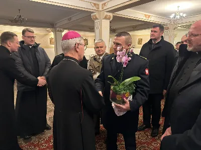 W liturgiczne wspomnienie św. Jana Apostoła (27.12.) w katedrze rzeszowskiej celebrowano Eucharystię, której przewodniczył bp Jan Wątroba. Mszę św. koncelebrował bp Edward Białogłowski, a także ok. 60 kapłanów, którzy wraz z przedstawicielami wspólnot, stowarzyszeń i instytucji modlili się w intencji Biskupa Rzeszowskiego z okazji jego imienin. Homilię wygłosił ks. Tomasz Nowak, proboszcz parafii pw. Świętego Krzyża w Rzeszowie, który pełni również funkcję dziekana dekanatu Rzeszów-Fara oraz wicedyrektora Katolickiego Radia Via. Na zakończenie Mszy św. bp Jan Wątroba podziękował za modlitwę i życzenia.