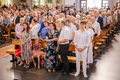 Od 3 do 9 czerwca 2024 r. w obchodzony był Tydzień Modlitw o Świętość Małżeństw i Rodzin, który przebiegał pod hasłem „Rodzinami do Maryi”. Zwieńczeniem tego tygodnia był Dzień Świętości Małżeństw i Rodzin zorganizowany przez Duszpasterstwo Rodzin Diecezji Rzeszowskiej. Z tej racji w katedrze rzeszowskiej odprawiono Mszę św., której przewodniczył bp Edward Białogłowski. W koncelebrze wzięło udział 10 kapłanów. Eucharystia zgromadziła małżeństwa i rodziny, pośród których szczególną grupę stanowiło 150 małżeństw, które w tym roku przeżywają 50. rocznicę zawarcia sakramentu małżeństwa. Po zakończeniu liturgii 150 małżeństw, które przeżywają w tym roku 50. rocznicę zawarcia sakramentu małżeństwa otrzymało okolicznościowe pismo podpisane przez bp. Jana Wątrobę. Kolejnym punktem obchodów Dnia Świętości Małżeństw i Rodzin był Piknik Rodzinny zorganizowany w Parku Papieskim. fot. Tadeusz Poźniak