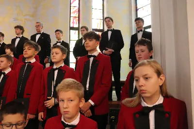 W niedzielę, 16 listopada, w Katedrze pw. Najświętszego Serca Pana Jezusa w Rzeszowie odbyła się uroczysta Msza Święta z okazji jubileuszu 40-lecia Katedralnego Chóru Chłopięco-Męskiego „Pueri Cantores Resovienses”. Eucharystii przewodniczył ks. Krzysztof Gołąbek, proboszcz Katedry.

Pod batutą Aleksandry Fiołek-Matuszewskiej oraz chórzysty Marcelego Kyca chór wykonał kilka utworów ze swojego repertuaru, wypełniając Katedrę pięknem muzyki sakralnej.

Wyjątkowym momentem było przyjęcie dziesięciu chłopców do grona chórzystów. W asyście prezesa chóru, Ryszarda Bieńka, młodzi śpiewacy złożyli uroczyste przyrzeczenie godnego reprezentowania chóru, Katedry Rzeszowskiej i miasta.

Radość przeżywały także dzieci przygotowujące się do I Komunii Świętej, które podczas Mszy Świętej otrzymały swoje pierwsze modlitewniki. W homilii ks. Julian Wybraniec, duszpasterz chóru z ramienia bpa Jana Wątroby, przypomniał o znaczeniu modlitewnika w życiu każdego chrześcijanina.

Przed nami kolejna uroczystość! Już 24 listopada o godz. 18.00 w Instytucie Teologiczno-Pastoralnym w Rzeszowie odbędzie się wyjątkowy koncert jubileuszowy. 

fot. Patrycja Pelczar Reszko