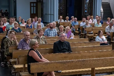 Znakomity, pełen wirtuozowskiego blasku i wielobarwny recital niemieckiego organisty Ulferta Smidta z Hannoveru zakończył w minioną niedzielę w naszej Katedrze tegoroczną edycję Podkarpackiego Festiwalu Organowego. W upalny wieczór publiczność dopisała jak zawsze niezawodnie, dając się prowadzić naszemu Gościowi przez meandry muzyki różnych stylów i epok. Gospodarzami tej muzycznej uczty byli: proboszcz katedry ks. kanonik Krzysztof Gołąbek oraz Agnieszka Radwan-Stefańska, prezes naszej Fundacji, organizatora Festiwalu. Fot. Joanna Prasoł Fundacja Promocji Kultury i Sztuki ARS PRO ARTE