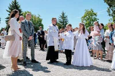 Maj to dla wielu najpiękniejszy miesiąc w roku. W liturgii Kościoła szczególnie wtedy czcimy Maryję oraz radujemy się ze Zmartwychwstania Pańskiego.
W niedzielę 12 maja w naszej Katedrze dzieci z klas III doświadczyły równie wielkiej radości po raz pierwszy w pełni uczestnicząc we Mszy Świętej. To niezwykłe spotkanie z Chrystusem w Komunii Świętej zostało poprzedzone przygotowaniem poprzez katechezy w szkole i spotkania w parafii, a także spowiedzią.
Poprzez niedzielną Eucharystie o godz. 12.00 celebrowaną przez ks. Krzysztofa Gołąbka, proboszcza naszej Katedry, 78 dzieci rozpoczęło wielką przygodę z Jezusem ukrytym w Najświętszym Sakramencie. Towarzyszyli im rodzice, którzy wraz ze swoimi dziećmi przygotowywali się do tego wydarzenia, a także najbliższa rodzina. Posługę w liturgii Mszy Świętej pełniły dzieci pierwszokomunijne oraz ich rodzice.
Wielka radość serc dzieci komunijnych promieniowała na wszystkich uczestników Mszy Świętej i przypominała zebranym na liturgii, że spotkanie z Jezusem Eucharystycznym to przywilej i wielkie szczęście. Czas tej wielkiej radości został przedłużony przez „Biały Tydzień”, w którym dzieci uczestniczyły w wieczornej Eucharystii, przyjmując Jezusa do swoich serc. 
Wszystkim dzieciom, które w tym roku przeżywały swoją Pierwszą Komunię Świętą, życzymy, aby nie gasł w nich zapał do poznawania Jezusa i Jego nauki, a radość, jaka towarzyszyła tym dniom, była nieodłączną towarzyszką ich spotkań z Jezusem w Eucharystii. A s. Julicie i ks. Julianowi dziękujemy za serce włożone w przygotowanie dzieci do tego wielkiego wydarzenia.
 
fot. Fotografia-64 Wacław Patro