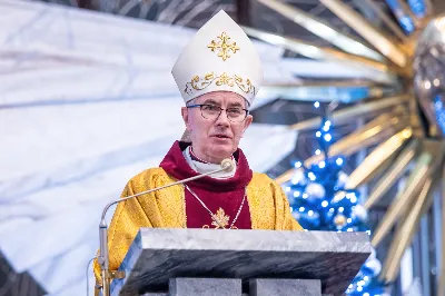 W wigilię uroczystości Bożego Narodzenia w rzeszowskiej katedrze została odprawiona tzw. Msza pasterzy, popularnie zwana „Pasterką”. Uroczystej Eucharystii na rozpoczęcie liturgicznego okresu Bożego Narodzenia przewodniczył bp Jan Wątroba, Pasterz Diecezji Rzeszowskiej. Po procesji wejścia, ks. Krzysztof Gołąbek, proboszcz parafii katedralnej, złożył figurkę Dzieciątka Jezus w symbolicznym żłóbku. Liturgia Słowa podkreślała radość z narodzenia oczekiwanego Mesjasza: „Dziś się narodził Chrystus Pan, Zbawiciel”. Homilię wygłosił bp Jan Wątroba. Na zakończenie uroczystej Eucharystii ks. Krzysztof Gołąbek złożył świąteczne życzenia wszystkim obecnym w katedrze oraz radiosłuchaczom Katolickiego Radia VIA. fot. Joanna Prasoł