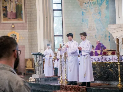 W V Niedzielę Wielkiego Postu, podczas Mszy Świętej o godz. 12:00, ks. Krzysztof Gołąbek – proboszcz naszej Katedry, przyjął do grona Liturgicznej Służby Ołtarza siedmiu nowych ministrantów.  Po odpowiednim przygotowaniu, pod czujnym okiem ks. Pawła Wójcika oraz animatorów Adama i Miłosza, chłopcy otrzymali stopień ministranta choralisty – po raz pierwszy założyli kołnierzyki i otrzymali legitymacje ministranckie. To wyjątkowy moment i ogromna radość dla naszej wspólnoty! Podczas Mszy Świętej zaśpiewała Dziewczęca Schola Katedralna. Serdecznie gratulujemy chłopcom odwagi oraz życzymy wytrwałości w tej pięknej służbie przy Ołtarzu Pana Jezusa. Jeśli chcesz dołączyć do grona ministrantów – serdecznie zapraszamy! Zainteresowanych prosimy o kontakt z ks. Pawłem Wójcikiem.
fot. Antoni Ważny