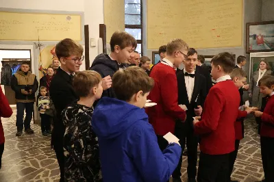 W drugi dzień oktawy Narodzenia Pańskiego o godz. 12.00 w Rzeszowskiej Katedrze została odprawiona uroczysta Eucharystia ku czci św. Szczepana, pierwszego męczennika oraz odbyło się spotkanie opłatkowe Katedralnego Chóru Chłopięco-Męskiego „Pueri Cantores Resovienses”. Eucharystii przewodniczył bp Edward Białogłowski – biskupa pomocniczy senior, a w koncelebrze uczestniczyli ks. Krzysztof Gołąbek – prepozyt kapituły katedralnej i proboszcz Katedry oraz ks. Paweł Matuszewski – notariusz rzeszowskiej Kurii. Kolędy podczas liturgii wykonał Katedralny Chór Chłopięco-Męski „Pueri Cantores Resovienses” pod dyrekcją pani Aleksandry Fiołek-Matuszewskiej. Po Eucharystii, w sali papieskiej odbyło się spotkanie opłatkowe katedralnego chóru. Życzenia błogosławieństwa Bożego od Nowonarodzonego Chrystusa złożył bp Edward Białogłowski. W tradycyjnym przełamaniu opłatkiem, oprócz koncelebrujących Mszę Świętą księży, uczestniczyli: pani Aleksandra Fiołek-Matuszewska – dyrygent chóru, pan Ryszard Bieniek – prezes chóru, ks. Julian Wybraniec, duszpasterz chóru z ramienia Biskupa Rzeszowskiego Jana Wątroby, członkowie zarządu chóru oraz rodzice chórzystów. Fot. Patrycja Pelczar Reszko