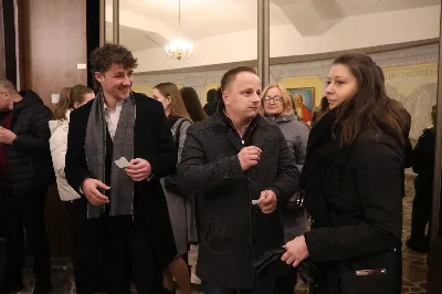 W drugi dzień oktawy Narodzenia Pańskiego o godz. 12.00 w Rzeszowskiej Katedrze została odprawiona uroczysta Eucharystia ku czci św. Szczepana, pierwszego męczennika oraz odbyło się spotkanie opłatkowe Katedralnego Chóru Chłopięco-Męskiego „Pueri Cantores Resovienses”. Eucharystii przewodniczył bp Edward Białogłowski – biskupa pomocniczy senior, a w koncelebrze uczestniczyli ks. Krzysztof Gołąbek – prepozyt kapituły katedralnej i proboszcz Katedry oraz ks. Paweł Matuszewski – notariusz rzeszowskiej Kurii. Kolędy podczas liturgii wykonał Katedralny Chór Chłopięco-Męski „Pueri Cantores Resovienses” pod dyrekcją pani Aleksandry Fiołek-Matuszewskiej. Po Eucharystii, w sali papieskiej odbyło się spotkanie opłatkowe katedralnego chóru. Życzenia błogosławieństwa Bożego od Nowonarodzonego Chrystusa złożył bp Edward Białogłowski. W tradycyjnym przełamaniu opłatkiem, oprócz koncelebrujących Mszę Świętą księży, uczestniczyli: pani Aleksandra Fiołek-Matuszewska – dyrygent chóru, pan Ryszard Bieniek – prezes chóru, ks. Julian Wybraniec, duszpasterz chóru z ramienia Biskupa Rzeszowskiego Jana Wątroby, członkowie zarządu chóru oraz rodzice chórzystów. Fot. Patrycja Pelczar Reszko