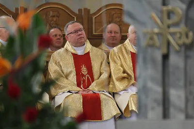 „Eucharystia powinna nas prowadzić do odkrycia kapłańskiej misji Ludu Bożego, kapłańskiej misji każdego z nas” – powiedział Biskup Rzeszowski podczas Mszy Wieczerzy Pańskiej, której przewodniczył w katedrze rzeszowskiej w Wielki Czwartek, 2 kwietnia 2026 r.

Podczas uroczystej liturgii Wielkiego Czwartku w katedrze rzeszowskiej, której przewodniczył bp Jan Wątroba, wierni zostali zaproszeni do refleksji nad tajemnicą Eucharystii, kapłaństwa oraz powołania całego Ludu Bożego do udziału w misji Chrystusa. Na zakończenie homilii biskup zachęcił do szczególnej modlitwy za kapłanów, zwłaszcza tych przeżywających trudności i kryzysy. „Panie Jezu, dobry pasterzu i towarzyszu wędrówki, dziś powierzamy Ci wszystkich kapłanów, ale zwłaszcza tych, którzy przechodzą chwilę kryzysu” – powiedział Biskup Rzeszowski. Wezwał także wspólnotę wiernych do troski o kapłanów poprzez modlitwę, życzliwość i wsparcie.

Wielkoczwartkowa liturgia w katedrze rzeszowskiej stała się nie tylko dziękczynieniem za dar Eucharystii i kapłaństwa, ale także wezwaniem do odnowienia świadomości odpowiedzialności każdego wiernego za życie Kościoła i świadectwo wiary w świecie. fot. ks. Jakub Oczkowicz