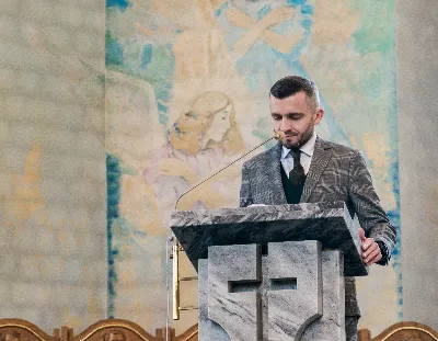 W V Niedzielę Wielkiego Postu, podczas Mszy Świętej o godz. 12:00, ks. Krzysztof Gołąbek – proboszcz naszej Katedry, przyjął do grona Liturgicznej Służby Ołtarza siedmiu nowych ministrantów.  Po odpowiednim przygotowaniu, pod czujnym okiem ks. Pawła Wójcika oraz animatorów Adama i Miłosza, chłopcy otrzymali stopień ministranta choralisty – po raz pierwszy założyli kołnierzyki i otrzymali legitymacje ministranckie. To wyjątkowy moment i ogromna radość dla naszej wspólnoty! Podczas Mszy Świętej zaśpiewała Dziewczęca Schola Katedralna. Serdecznie gratulujemy chłopcom odwagi oraz życzymy wytrwałości w tej pięknej służbie przy Ołtarzu Pana Jezusa. Jeśli chcesz dołączyć do grona ministrantów – serdecznie zapraszamy! Zainteresowanych prosimy o kontakt z ks. Pawłem Wójcikiem.
fot. Antoni Ważny