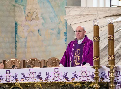 W V Niedzielę Wielkiego Postu, podczas Mszy Świętej o godz. 12:00, ks. Krzysztof Gołąbek – proboszcz naszej Katedry, przyjął do grona Liturgicznej Służby Ołtarza siedmiu nowych ministrantów.  Po odpowiednim przygotowaniu, pod czujnym okiem ks. Pawła Wójcika oraz animatorów Adama i Miłosza, chłopcy otrzymali stopień ministranta choralisty – po raz pierwszy założyli kołnierzyki i otrzymali legitymacje ministranckie. To wyjątkowy moment i ogromna radość dla naszej wspólnoty! Podczas Mszy Świętej zaśpiewała Dziewczęca Schola Katedralna. Serdecznie gratulujemy chłopcom odwagi oraz życzymy wytrwałości w tej pięknej służbie przy Ołtarzu Pana Jezusa. Jeśli chcesz dołączyć do grona ministrantów – serdecznie zapraszamy! Zainteresowanych prosimy o kontakt z ks. Pawłem Wójcikiem.
fot. Antoni Ważny