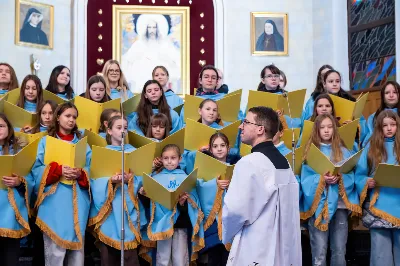 W niedzielę 11 stycznia 2026 r., na zakończenie rodzinnej Mszy Świętej o godz. 12.00, odbyło się uroczyste podsumowanie roku formacyjnego Liturgicznej Służby Ołtarza Katedry Rzeszowskiej.

Statuetkę Złotego Ministranta otrzymali Karol Kowalski oraz Dawid Pruchnicki.
Statuetkę Srebrnego Ministranta otrzymał Piotr Warzybok.
Statuetkę Brązowego Ministranta otrzymał Paweł Górka.

Wszystkim nagrodzonym serdecznie gratulujemy, a pozostałych ministrantów zachęcamy do dalszej, wytrwałej i gorliwej służby przy ołtarzu.

Serdecznie dziękujemy osobom i firmom wspierającym działalność Liturgicznej Służby Ołtarza:
– Państwu Jolancie i Sławomirowi Zawidlakom (Majstal – cięcie laserowe),
– Państwu Sylwii i Łukaszowi Kowalskim (drukowalscy.pl) za przygotowanie projektu i ufundowanie statuetek,
– Państwu Annie i Sławomirowi Wilkom (Matteo Travel – Biuro Podróży) za wsparcie finansowe, które umożliwia ministrantom nieodpłatne korzystanie z hali sportowej.

Wyrażamy wdzięczność wszystkim parafianom, którzy w uroczystość Objawienia Pańskiego zakupili „kadzidło”, wspierając w ten sposób Fundusz Ministrancki.

Dziękujemy przede wszystkim ks. Pawłowi Wójcikowi za codzienną troskę, opiekę i formację Liturgicznej Służby Ołtarza.

Zapraszamy wszystkich chłopców, którzy chcieliby dołączyć do grona Liturgicznej Służby Ołtarza. Służba przy ołtarzu to piękna droga pogłębiania wiary, nauki odpowiedzialności oraz współtworzenia piękna liturgii.

Fot. Joanna Prasoł