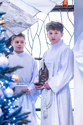 W niedzielę 11 stycznia 2026 r., na zakończenie rodzinnej Mszy Świętej o godz. 12.00, odbyło się uroczyste podsumowanie roku formacyjnego Liturgicznej Służby Ołtarza Katedry Rzeszowskiej.

Statuetkę Złotego Ministranta otrzymali Karol Kowalski oraz Dawid Pruchnicki.
Statuetkę Srebrnego Ministranta otrzymał Piotr Warzybok.
Statuetkę Brązowego Ministranta otrzymał Paweł Górka.

Wszystkim nagrodzonym serdecznie gratulujemy, a pozostałych ministrantów zachęcamy do dalszej, wytrwałej i gorliwej służby przy ołtarzu.

Serdecznie dziękujemy osobom i firmom wspierającym działalność Liturgicznej Służby Ołtarza:
– Państwu Jolancie i Sławomirowi Zawidlakom (Majstal – cięcie laserowe),
– Państwu Sylwii i Łukaszowi Kowalskim (drukowalscy.pl) za przygotowanie projektu i ufundowanie statuetek,
– Państwu Annie i Sławomirowi Wilkom (Matteo Travel – Biuro Podróży) za wsparcie finansowe, które umożliwia ministrantom nieodpłatne korzystanie z hali sportowej.

Wyrażamy wdzięczność wszystkim parafianom, którzy w uroczystość Objawienia Pańskiego zakupili „kadzidło”, wspierając w ten sposób Fundusz Ministrancki.

Dziękujemy przede wszystkim ks. Pawłowi Wójcikowi za codzienną troskę, opiekę i formację Liturgicznej Służby Ołtarza.

Zapraszamy wszystkich chłopców, którzy chcieliby dołączyć do grona Liturgicznej Służby Ołtarza. Służba przy ołtarzu to piękna droga pogłębiania wiary, nauki odpowiedzialności oraz współtworzenia piękna liturgii.

Fot. Joanna Prasoł