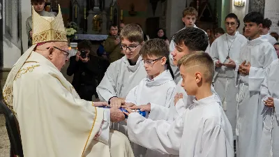 W sobotę, 15 listopada 2025 r., w Sanktuarium św. Józefa w Rzeszowie aż 205 ministrantów z całej diecezji otrzymało błogosławieństwo do pełnienia funkcji lektora. Wśród nich znalazło się dziesięciu przedstawicieli naszej parafii – 9 chłopców i 1 dorosły mężczyzna.

Podczas uroczystości Ks. Bp Kazimierz Górny przypomniał, jak odpowiedzialna jest rola tych, którzy proklamują Słowo Boże. Podkreślił, że liczy się nie tylko piękna dykcja i postawa liturgiczna, ale również godne, chrześcijańskie życie na co dzień.

Nowi lektorzy z naszej parafii to: Wojciech, Paweł, Piotr, Wojciech, Dawid, Damian, Dawid, Michał, Olaf, Aleksander.

Składamy serdeczne gratulacje nowym lektorom, ich rodzicom oraz ks. Pawłowi Wójcikowi – opiekunowi LSO! Niech zapał i gotowość do służby sprawią, że ich posługa Słowa będzie umacniać całą naszą wspólnotę.

fot. ks. Jakub Oczkowicz, Łukasz Lewandowski, Wiktor Woliński