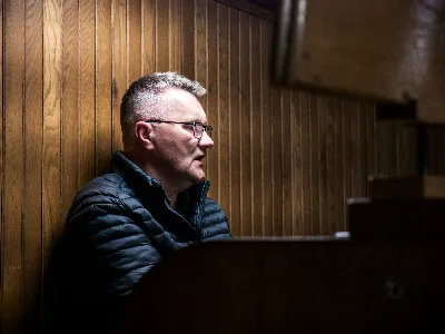 W V Niedzielę Wielkiego Postu, podczas Mszy Świętej o godz. 12:00, ks. Krzysztof Gołąbek – proboszcz naszej Katedry, przyjął do grona Liturgicznej Służby Ołtarza siedmiu nowych ministrantów.  Po odpowiednim przygotowaniu, pod czujnym okiem ks. Pawła Wójcika oraz animatorów Adama i Miłosza, chłopcy otrzymali stopień ministranta choralisty – po raz pierwszy założyli kołnierzyki i otrzymali legitymacje ministranckie. To wyjątkowy moment i ogromna radość dla naszej wspólnoty! Podczas Mszy Świętej zaśpiewała Dziewczęca Schola Katedralna. Serdecznie gratulujemy chłopcom odwagi oraz życzymy wytrwałości w tej pięknej służbie przy Ołtarzu Pana Jezusa. Jeśli chcesz dołączyć do grona ministrantów – serdecznie zapraszamy! Zainteresowanych prosimy o kontakt z ks. Pawłem Wójcikiem.
fot. Antoni Ważny