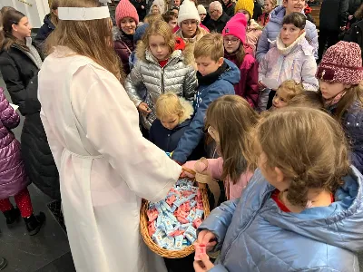 6 grudnia św. Mikołaj przybył także do naszej Katedry. Nie przyszedł z pustymi rękami. Obdarował grzeczne dzieci prezentami i porozmawiał z każdym, kto do niego podszedł. Przekazujemy pozdrowienia od św. Mikołaja dla całej parafii i obietnicę wizyty w przyszłym roku.