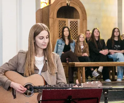 W V Niedzielę Wielkiego Postu, podczas Mszy Świętej o godz. 12:00, ks. Krzysztof Gołąbek – proboszcz naszej Katedry, przyjął do grona Liturgicznej Służby Ołtarza siedmiu nowych ministrantów.  Po odpowiednim przygotowaniu, pod czujnym okiem ks. Pawła Wójcika oraz animatorów Adama i Miłosza, chłopcy otrzymali stopień ministranta choralisty – po raz pierwszy założyli kołnierzyki i otrzymali legitymacje ministranckie. To wyjątkowy moment i ogromna radość dla naszej wspólnoty! Podczas Mszy Świętej zaśpiewała Dziewczęca Schola Katedralna. Serdecznie gratulujemy chłopcom odwagi oraz życzymy wytrwałości w tej pięknej służbie przy Ołtarzu Pana Jezusa. Jeśli chcesz dołączyć do grona ministrantów – serdecznie zapraszamy! Zainteresowanych prosimy o kontakt z ks. Pawłem Wójcikiem.
fot. Antoni Ważny