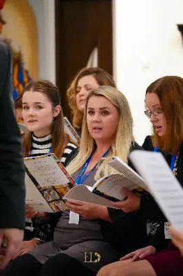 Ubogacenie duchowe, wyjątkowe opracowania pieśni, nowa wiedza o muzyce w liturgii i otwarta, domowa atmosfera – tak pierwszy weekend października wspominają uczestnicy Warsztatów Muzyki Liturgicznej „Na dobry początek” zorganizowanych przy Katedrze Rzeszowskiej.

Warsztaty odbywające się od 4 do 6 października zorganizowała Katedralna Schola Liturgiczna na czele z koordynatorem ks. Julianem Wybrańcem – wikariuszem parafii katedralnej w Rzeszowie. Było to pierwsze tego typu wydarzenie w historii rzeszowskiej parafii Najświętszego Serca Pana Jezusa. W warsztatach wzięło udział ponad 50 osób z całej Polski, w różnym wieku i z różnym doświadczeniem muzycznym; zarówno wieloletni chórzyści i muzycy, prowadzący schole, członkowie wspólnot i grup parafialnych, jak i śpiewający zwyczajnie zainteresowani muzyką liturgiczną.

Prowadzącym warsztaty był Wiktor Lorens – kompozytor, dyrygent i aranżer, absolwent Akademii Muzycznej w Krakowie, prowadzący zespół wokalny adFontem przy jasielskim sanktuarium św. Antoniego, współpracujący z chórami i zespołami wokalno-instrumentalnymi w Polsce. Za opiekę duchową oraz współprowadzenie prób w sekcjach głosowych odpowiedzialny był o. Sylwester Kurzyna OFMConv, franciszkanin obecnie posługujący w Jaśle.

Wydarzenie rozpoczęło się w piątkowe popołudnie rejestracją uczestników, rozśpiewaniem oraz rozczytaniem pierwszych utworów w głosach i łączeniem ich w chórze. Najintensywniejsza praca miała miejsce w sobotę, kiedy chórzyści pod opieką Wiktora szlifowali warsztat wokalny i emisję głosu, opierając się na przygotowanych pieśniach, oraz ćwiczyli utwory na niedzielną Mszę Świętą. W repertuarze znalazły się głównie pieśni w ciekawych opracowaniach Wiktora Lorensa, jak „Źródło życia”, „Różańcowa Pani nieba ziemi”, „Maria Regina mundi” czy „Pozdrowienie błogosławionej Dziewicy Maryi”.

Nie zabrakło troski o stronę duchową. Uczestnicy mieli okazję wysłuchać konferencji o. Sylwestra, skorzystać z sakramentu pokuty oraz wziąć udział we wspólnych modlitwach. A ponieważ obok ducha ważne jest też ciało, w przerwach przy wspólnej herbacie i kawie można było nieco odpocząć, nawiązać nowe znajomości i bliżej się poznać.

Punktem kulminacyjnym warsztatów była niedzielna Msza Święta o godz. 12:00, podczas której uczestnicy podzielili się owocami przeżytego czasu poprzez śpiew w czasie liturgii oraz krótki koncert po jej zakończeniu.

Jedną z przewodnich myśli organizatorów warsztatów była sentencja, iż w każdym działaniu najważniejszy jest początek. Warsztaty Muzyki Liturgicznej przy Katedrze Rzeszowskiej z pewnością były ubogacającym czasem, który wyrył w uczestnikach nie tylko wyjątkowe wspomnienia, ale również motywację do działania, dołączenia do wspólnoty czy wzbogacenia repertuaru o nowo poznane pieśni w działających przy parafiach uczestników scholach i chórach. Niech Bóg będzie uwielbiony za ten październikowy weekend przepełniony muzyką i modlitwą.

Angelika Karnasiewicz

fot. Łukasz Lewandowski