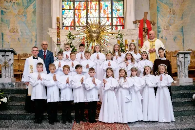 Maj to dla wielu najpiękniejszy miesiąc w roku. W liturgii Kościoła szczególnie wtedy czcimy Maryję oraz radujemy się ze Zmartwychwstania Pańskiego.
W niedzielę 12 maja w naszej Katedrze dzieci z klas III doświadczyły równie wielkiej radości po raz pierwszy w pełni uczestnicząc we Mszy Świętej. To niezwykłe spotkanie z Chrystusem w Komunii Świętej zostało poprzedzone przygotowaniem poprzez katechezy w szkole i spotkania w parafii, a także spowiedzią.
Poprzez niedzielną Eucharystie o godz. 12.00 celebrowaną przez ks. Krzysztofa Gołąbka, proboszcza naszej Katedry, 78 dzieci rozpoczęło wielką przygodę z Jezusem ukrytym w Najświętszym Sakramencie. Towarzyszyli im rodzice, którzy wraz ze swoimi dziećmi przygotowywali się do tego wydarzenia, a także najbliższa rodzina. Posługę w liturgii Mszy Świętej pełniły dzieci pierwszokomunijne oraz ich rodzice.
Wielka radość serc dzieci komunijnych promieniowała na wszystkich uczestników Mszy Świętej i przypominała zebranym na liturgii, że spotkanie z Jezusem Eucharystycznym to przywilej i wielkie szczęście. Czas tej wielkiej radości został przedłużony przez „Biały Tydzień”, w którym dzieci uczestniczyły w wieczornej Eucharystii, przyjmując Jezusa do swoich serc. 
Wszystkim dzieciom, które w tym roku przeżywały swoją Pierwszą Komunię Świętą, życzymy, aby nie gasł w nich zapał do poznawania Jezusa i Jego nauki, a radość, jaka towarzyszyła tym dniom, była nieodłączną towarzyszką ich spotkań z Jezusem w Eucharystii. A s. Julicie i ks. Julianowi dziękujemy za serce włożone w przygotowanie dzieci do tego wielkiego wydarzenia.
 
fot. Fotografia-64 Wacław Patro