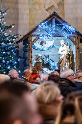 W wigilię uroczystości Bożego Narodzenia w rzeszowskiej katedrze została odprawiona tzw. Msza pasterzy, popularnie zwana „Pasterką”. Uroczystej Eucharystii na rozpoczęcie liturgicznego okresu Bożego Narodzenia przewodniczył bp Jan Wątroba, Pasterz Diecezji Rzeszowskiej. Po procesji wejścia, ks. Krzysztof Gołąbek, proboszcz parafii katedralnej, złożył figurkę Dzieciątka Jezus w symbolicznym żłóbku. Liturgia Słowa podkreślała radość z narodzenia oczekiwanego Mesjasza: „Dziś się narodził Chrystus Pan, Zbawiciel”. Homilię wygłosił bp Jan Wątroba. Na zakończenie uroczystej Eucharystii ks. Krzysztof Gołąbek złożył świąteczne życzenia wszystkim obecnym w katedrze oraz radiosłuchaczom Katolickiego Radia VIA. fot. Joanna Prasoł