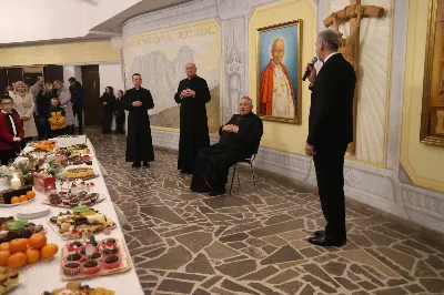 W drugi dzień oktawy Narodzenia Pańskiego o godz. 12.00 w Rzeszowskiej Katedrze została odprawiona uroczysta Eucharystia ku czci św. Szczepana, pierwszego męczennika oraz odbyło się spotkanie opłatkowe Katedralnego Chóru Chłopięco-Męskiego „Pueri Cantores Resovienses”. Eucharystii przewodniczył bp Edward Białogłowski – biskupa pomocniczy senior, a w koncelebrze uczestniczyli ks. Krzysztof Gołąbek – prepozyt kapituły katedralnej i proboszcz Katedry oraz ks. Paweł Matuszewski – notariusz rzeszowskiej Kurii. Kolędy podczas liturgii wykonał Katedralny Chór Chłopięco-Męski „Pueri Cantores Resovienses” pod dyrekcją pani Aleksandry Fiołek-Matuszewskiej. Po Eucharystii, w sali papieskiej odbyło się spotkanie opłatkowe katedralnego chóru. Życzenia błogosławieństwa Bożego od Nowonarodzonego Chrystusa złożył bp Edward Białogłowski. W tradycyjnym przełamaniu opłatkiem, oprócz koncelebrujących Mszę Świętą księży, uczestniczyli: pani Aleksandra Fiołek-Matuszewska – dyrygent chóru, pan Ryszard Bieniek – prezes chóru, ks. Julian Wybraniec, duszpasterz chóru z ramienia Biskupa Rzeszowskiego Jana Wątroby, członkowie zarządu chóru oraz rodzice chórzystów. Fot. Patrycja Pelczar Reszko
