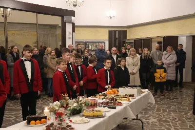 W drugi dzień oktawy Narodzenia Pańskiego o godz. 12.00 w Rzeszowskiej Katedrze została odprawiona uroczysta Eucharystia ku czci św. Szczepana, pierwszego męczennika oraz odbyło się spotkanie opłatkowe Katedralnego Chóru Chłopięco-Męskiego „Pueri Cantores Resovienses”. Eucharystii przewodniczył bp Edward Białogłowski – biskupa pomocniczy senior, a w koncelebrze uczestniczyli ks. Krzysztof Gołąbek – prepozyt kapituły katedralnej i proboszcz Katedry oraz ks. Paweł Matuszewski – notariusz rzeszowskiej Kurii. Kolędy podczas liturgii wykonał Katedralny Chór Chłopięco-Męski „Pueri Cantores Resovienses” pod dyrekcją pani Aleksandry Fiołek-Matuszewskiej. Po Eucharystii, w sali papieskiej odbyło się spotkanie opłatkowe katedralnego chóru. Życzenia błogosławieństwa Bożego od Nowonarodzonego Chrystusa złożył bp Edward Białogłowski. W tradycyjnym przełamaniu opłatkiem, oprócz koncelebrujących Mszę Świętą księży, uczestniczyli: pani Aleksandra Fiołek-Matuszewska – dyrygent chóru, pan Ryszard Bieniek – prezes chóru, ks. Julian Wybraniec, duszpasterz chóru z ramienia Biskupa Rzeszowskiego Jana Wątroby, członkowie zarządu chóru oraz rodzice chórzystów. Fot. Patrycja Pelczar Reszko