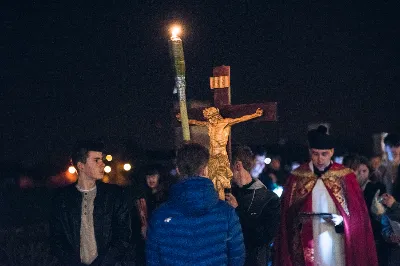 W piątek 5.04.2019 r. o godz. 20.00 odbyła się Droga Krzyżowa w Parku Papieskim. Nabożeństwu przewodniczył ks. Marcin Pater. fot. Dariusz Kamiński