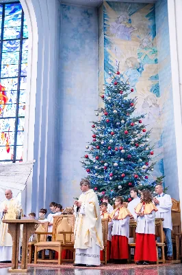 W niedzielę 11 stycznia 2026 r., na zakończenie rodzinnej Mszy Świętej o godz. 12.00, odbyło się uroczyste podsumowanie roku formacyjnego Liturgicznej Służby Ołtarza Katedry Rzeszowskiej.

Statuetkę Złotego Ministranta otrzymali Karol Kowalski oraz Dawid Pruchnicki.
Statuetkę Srebrnego Ministranta otrzymał Piotr Warzybok.
Statuetkę Brązowego Ministranta otrzymał Paweł Górka.

Wszystkim nagrodzonym serdecznie gratulujemy, a pozostałych ministrantów zachęcamy do dalszej, wytrwałej i gorliwej służby przy ołtarzu.

Serdecznie dziękujemy osobom i firmom wspierającym działalność Liturgicznej Służby Ołtarza:
– Państwu Jolancie i Sławomirowi Zawidlakom (Majstal – cięcie laserowe),
– Państwu Sylwii i Łukaszowi Kowalskim (drukowalscy.pl) za przygotowanie projektu i ufundowanie statuetek,
– Państwu Annie i Sławomirowi Wilkom (Matteo Travel – Biuro Podróży) za wsparcie finansowe, które umożliwia ministrantom nieodpłatne korzystanie z hali sportowej.

Wyrażamy wdzięczność wszystkim parafianom, którzy w uroczystość Objawienia Pańskiego zakupili „kadzidło”, wspierając w ten sposób Fundusz Ministrancki.

Dziękujemy przede wszystkim ks. Pawłowi Wójcikowi za codzienną troskę, opiekę i formację Liturgicznej Służby Ołtarza.

Zapraszamy wszystkich chłopców, którzy chcieliby dołączyć do grona Liturgicznej Służby Ołtarza. Służba przy ołtarzu to piękna droga pogłębiania wiary, nauki odpowiedzialności oraz współtworzenia piękna liturgii.

Fot. Joanna Prasoł