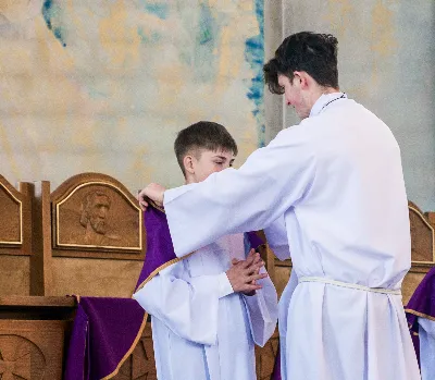 W V Niedzielę Wielkiego Postu, podczas Mszy Świętej o godz. 12:00, ks. Krzysztof Gołąbek – proboszcz naszej Katedry, przyjął do grona Liturgicznej Służby Ołtarza siedmiu nowych ministrantów.  Po odpowiednim przygotowaniu, pod czujnym okiem ks. Pawła Wójcika oraz animatorów Adama i Miłosza, chłopcy otrzymali stopień ministranta choralisty – po raz pierwszy założyli kołnierzyki i otrzymali legitymacje ministranckie. To wyjątkowy moment i ogromna radość dla naszej wspólnoty! Podczas Mszy Świętej zaśpiewała Dziewczęca Schola Katedralna. Serdecznie gratulujemy chłopcom odwagi oraz życzymy wytrwałości w tej pięknej służbie przy Ołtarzu Pana Jezusa. Jeśli chcesz dołączyć do grona ministrantów – serdecznie zapraszamy! Zainteresowanych prosimy o kontakt z ks. Pawłem Wójcikiem.
fot. Antoni Ważny
