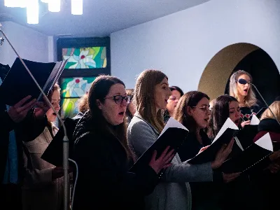 „Zaiste, godna jesteś, Matko, wszelkiej chwały, któraś między wszystkimi świętymi Najświętsze zrodziła Słowo. Od przyszłej kary wybaw nas, którzy pospołu do Ciebie wołamy: Alleluja”. Tymi słowami wychwalali Matkę Bożą zgromadzeni w rzeszowskiej katedrze w wigilię jednej z najważniejszych uroczystości w Kościele – uroczystości Niepokalanego Poczęcia Najświętszej Maryi Panny. W tym szczególnym dniu miało miejsce nabożeństwo Akatystu ku czci Bogurodzicy – jednego z najstarszych hymnów liturgicznych wychwalających Najświętszą Maryję Pannę.

Nabożeństwo zyskało szczególną rangę, gdyż wraz z wiernymi modlił się także Biskup Rzeszowski Jan Wątroba, co podkreślało doniosłość tego wydarzenia dla katedralnej wspólnoty.

Historia Akatystu sięga V wieku, a jego autorstwo przypisuje się świętemu Romanowi Pieśniarzowi. Według tradycji, święty otrzymał hymn w niezwykły sposób – miał się mu objawić we śnie Niebiański Wysłannik i wręczyć zwój z tekstem. Rankiem święty Roman wyśpiewał jego treść, a hymn ten przez wieki rozbrzmiewa ku czci Bogurodzicy. Według jednej z podań historycznych, Akatyst został po raz pierwszy wykonany 7 sierpnia 626 roku, gdy – za wstawiennictwem Maryi – miasto Konstantynopol zostało cudownie uratowane przed najazdem. Wtedy też mieszkańcy śpiewali hymn całą noc, stojąc na znak wdzięczności i czci.

Choć Akatyst wywodzi się z tradycji bizantyńskiej i jest ściśle związany z liturgią wschodnią, już w VIII wieku został przetłumaczony na łacinę, a później na wiele języków narodowych. W ten sposób trafił także do praktyki liturgicznej Kościoła Zachodniego. Współcześnie jest odmawiany i śpiewany w wielu kościołach w Polsce – zwłaszcza przy okazji uroczystości maryjnych, takich jak 8 grudnia (Niepokalane Poczęcie NMP) czy 25 marca (Zwiastowanie NMP).

Akatyst składa się z 24 zwrotek, które ułożone są według kolejnych liter alfabetu. Każda strofa wprowadza głęboką refleksję nad tajemnicą Wcielenia Słowa i rolą Maryi w planie zbawienia. Niezwykłym elementem tej modlitwy jest fakt, że każda dłuższa strofa rozpoczyna się uroczystym „Witaj”, a kończy wezwaniem „Witaj Oblubienico Dziewicza”. Ze względu na greckie znaczenie słowa akathistos („nie siedzący”), hymn wykonuje się na stojąco.

W przeddzień uroczystości Niepokalanego Poczęcia NMP wierni licznie zgromadzili się w rzeszowskiej katedrze, by wspólnie uwielbiać Tę, która została zachowana od zmazy pierworodnej. Wprowadzenia w modlitwę Akatystu dokonał ks. Julian Wybraniec, przypominając historię tego starożytnego nabożeństwa i objaśniając jego strukturę. Po uroczystej procesji wejścia, przy figurze Matki Bożej Fatimskiej, rozpoczęto modlitwę wezwaniem „O Waleczna Hetmanko”. Nabożeństwu przewodniczył ks. Karol Migut, wikariusz katedralny, a trzygłosowy śpiew poprowadziła Katedralna Schola Liturgiczna pod dyrekcją ks. Juliana Wybrańca.

Wyjątkowy klimat tej modlitwy podkreślały elementy pełne symboliki – figura Matki Bożej wielokrotnie okadzana, światła w świątyni niemal całkowicie zgaszone, a jedynym światłem stały się zapalone świece trzymane w dłoniach wiernych. Nabożeństwo zakończyło się uroczystym błogosławieństwem i rozesłaniem.

Bogactwo duchowe i teologiczne Akatystu pozwoliło uczestnikom nie tylko przygotować się do uroczystości Niepokalanego Poczęcia, ale także pogłębić refleksję nad rolą Maryi w Boskim planie zbawienia. Wyszeptane i uniesione modlitwy pomogły wiernym dostrzec, że Maryja jest Przewodniczką na drodze przygotowania do przyjścia Zbawiciela – zarówno w nadchodzącego Bożego Narodzenia, jak i w oczekiwanym powtórnym przyjściu Chrystusa na ziemię.

Niech ta modlitwa, odwieczna w swojej treści i dziś odżywająca przez wspólne uczestnictwo, pogłębi w nas wiarę, nadzieję i miłość – zwłaszcza w czasie Adwentu.

Angelika Karnasiewicz, fot. Antoni Ważny